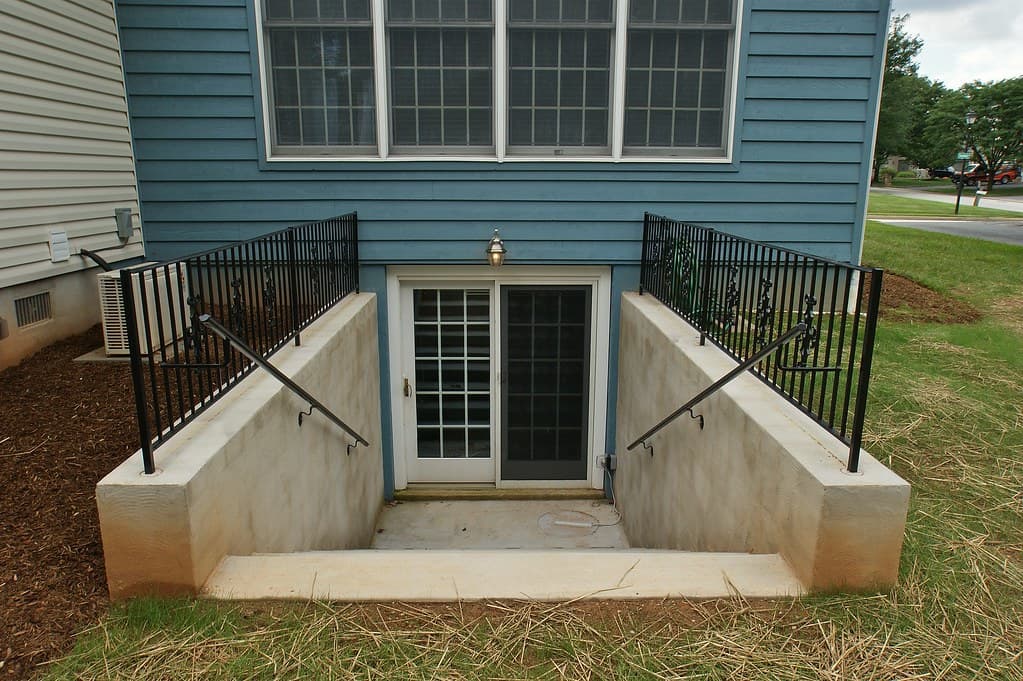 Concrete Steps and Ontario Building Code: Rise, Run, and Railings Explained