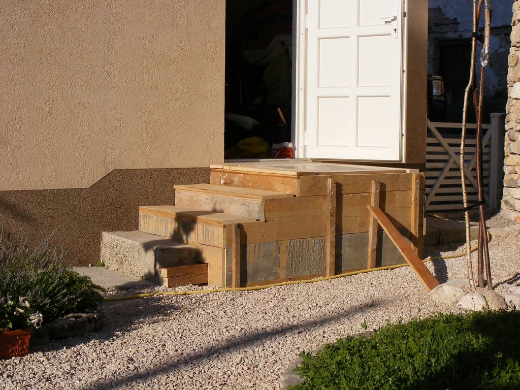 Concrete Steps and Ontario Building Code: Rise, Run, and Railings Explained photo 1