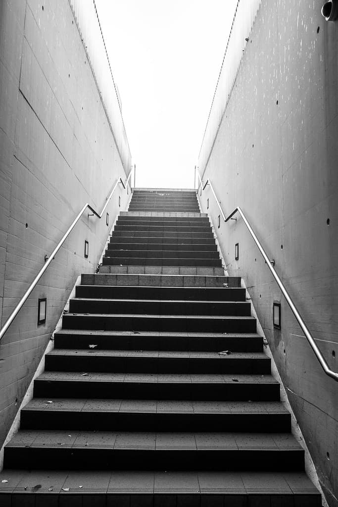 Concrete Steps and Ontario Building Code: Rise, Run, and Railings Explained photo 3