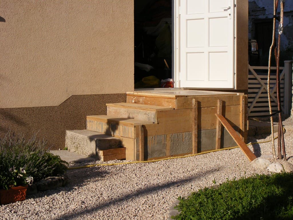 Outdoor Concrete in Ontario: Patios, Walkways, Steps, and Pool Decks photo 2