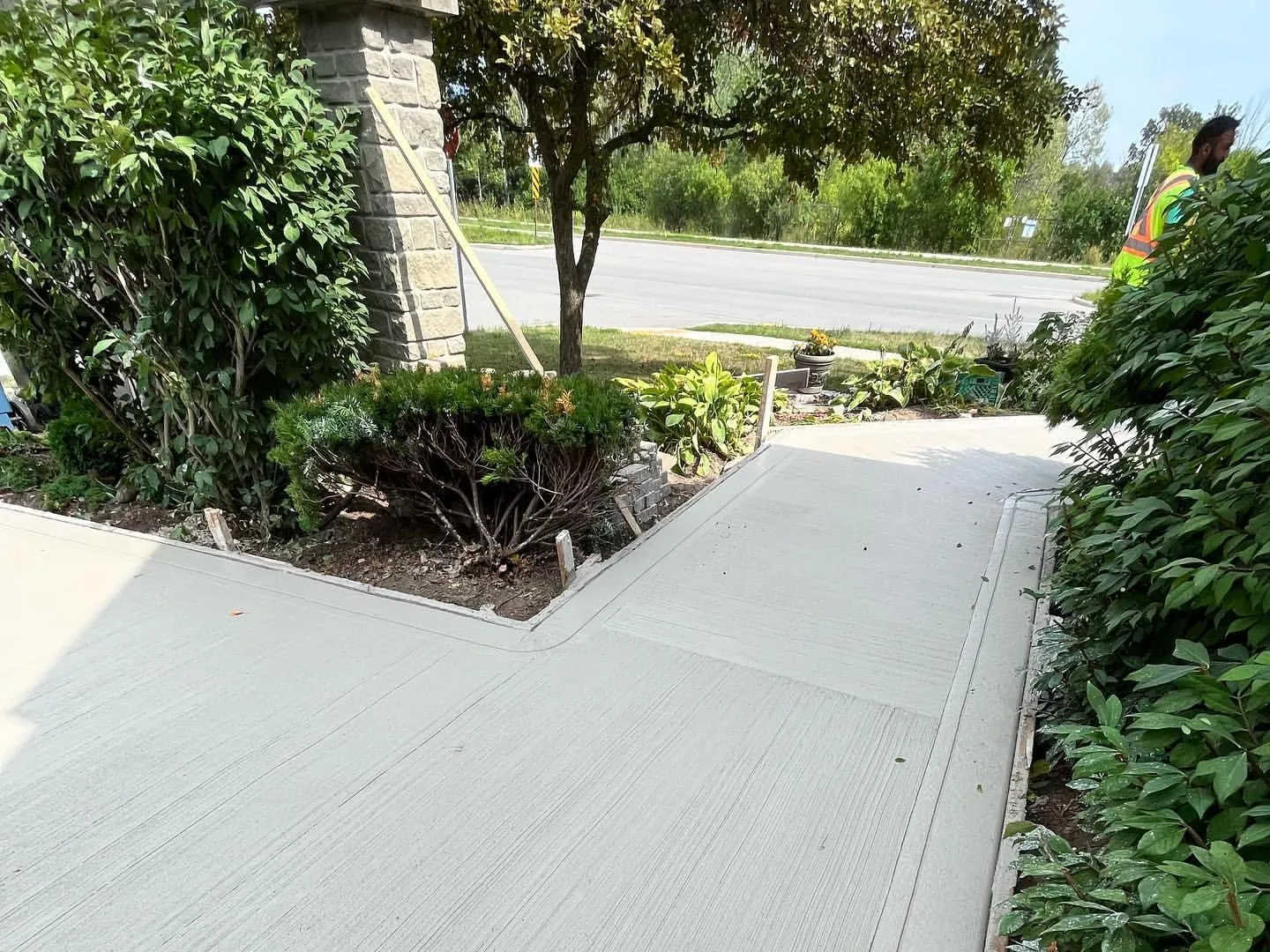Concrete Walkway Design: Straight Lines vs. Curved Paths photo 4