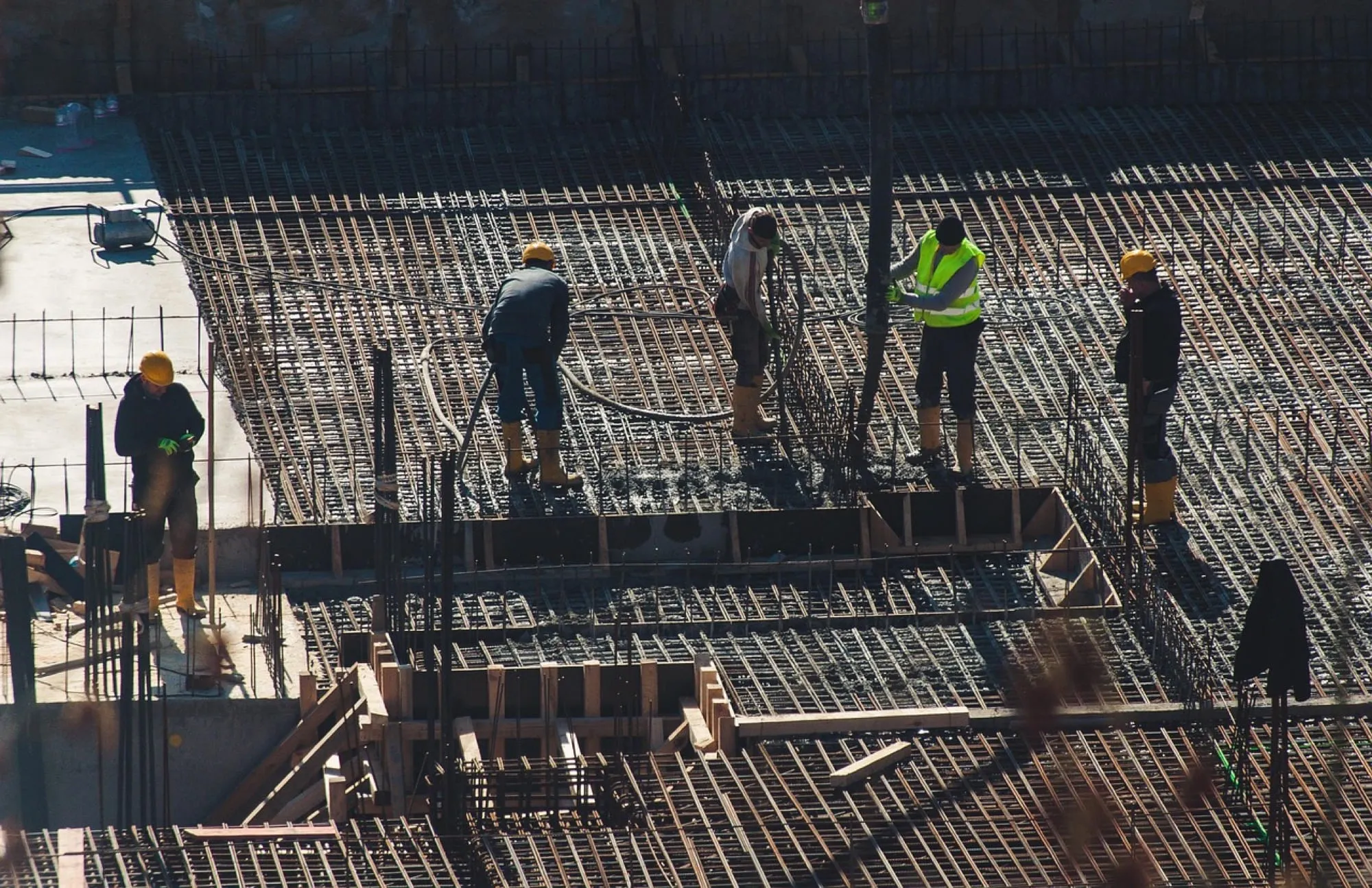 One Crew vs. Subcontractors: Why It Changes How a Project Runs